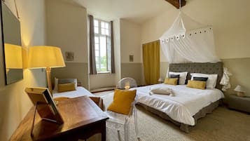 Apartment, 1 Bedroom, Courtyard View | 1 bedroom, desk, blackout curtains, soundproofing