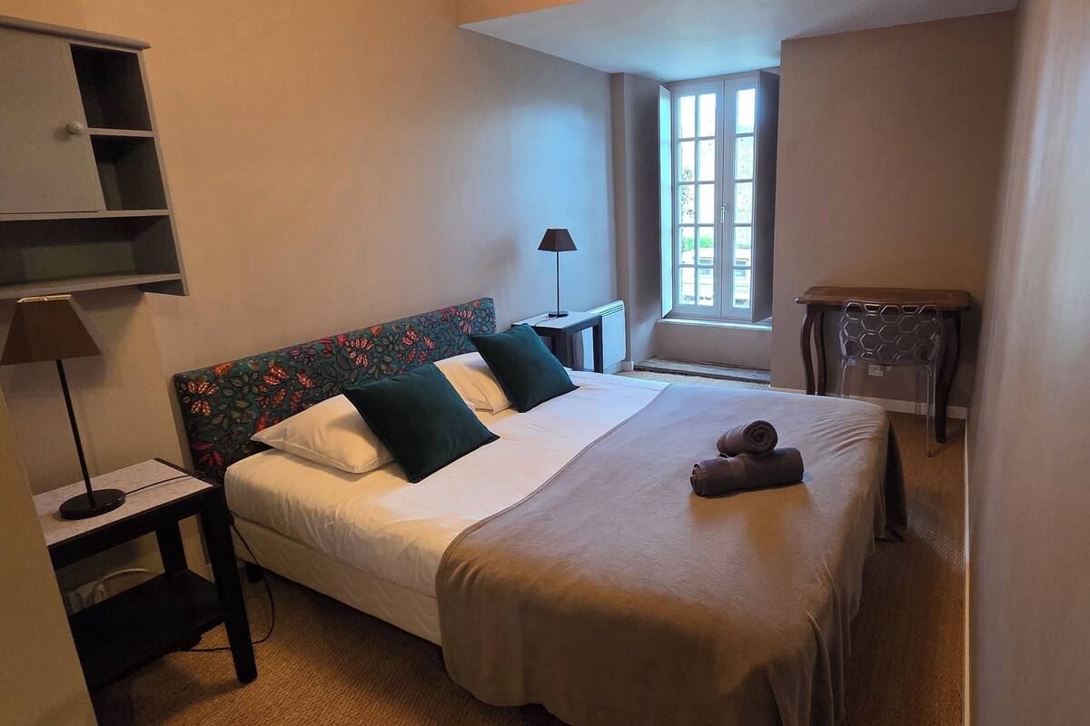 Standard Double Room | Desk, blackout drapes, soundproofing, iron/ironing board