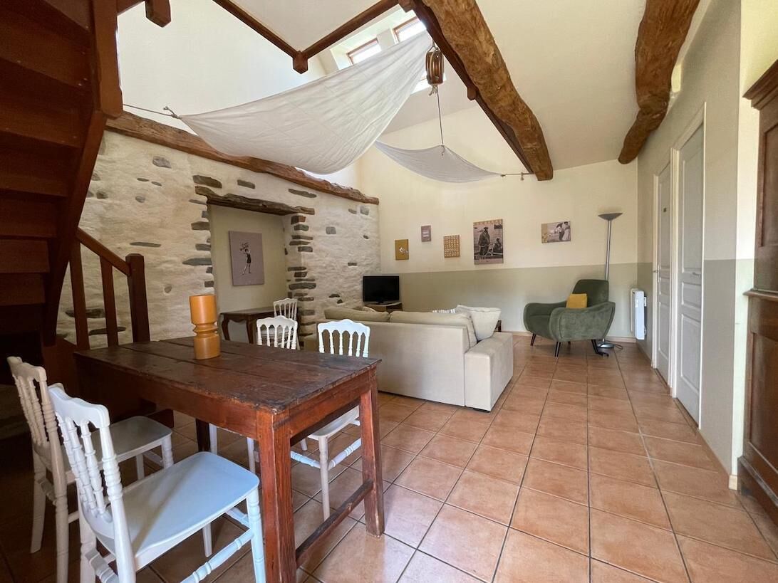 Apartment, 2 Bedrooms, Courtyard View | Living area