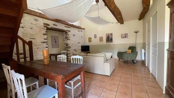 Apartment, 2 Bedrooms, Courtyard View | Living area
