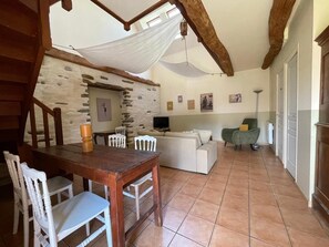 Apartamento, 2 quartos, vista para o pátio | Área de estar