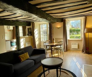 Studiosuite, peis, bakgårdsutsikt | Oppholdsområde | TV