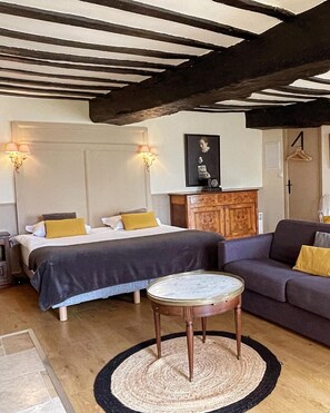 Studiosuite, peis, bakgårdsutsikt | Skrivebord, blendingsgardiner, lydisolert og strykejern/-brett