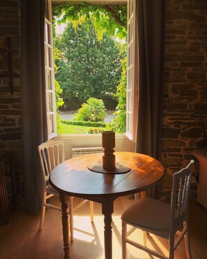 Estudio, chimenea, vistas al patio | Zona de estar | Una televisión