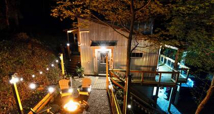 Hillside Haven: King Loft, WIFI,Hot Tub & Fire Pit, 2 Lights to Downtown!