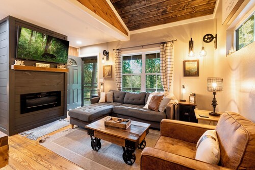 Hillside Haven: King Loft, WIFI,Hot Tub & Fire Pit, 2 Lights to Downtown!