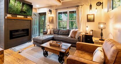 Hillside Haven: King Loft, WIFI,Hot Tub & Fire Pit, 2 Lights to Downtown!