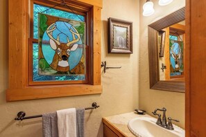 Dusj, håndklær og sjampo