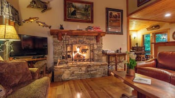 Een televisie, een open haard, videogames en een kantoor