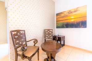 Apartment (4 Bedrooms) | Living room | Books - Stunning Beach Front Apt Dubai Eye View JBR Dubai (Dubai)