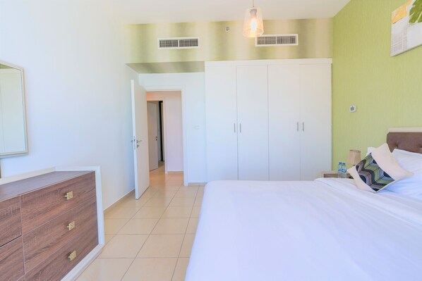 4 عدّة غرف نوم ومكواة/لوح كي وملاءات أسرّة