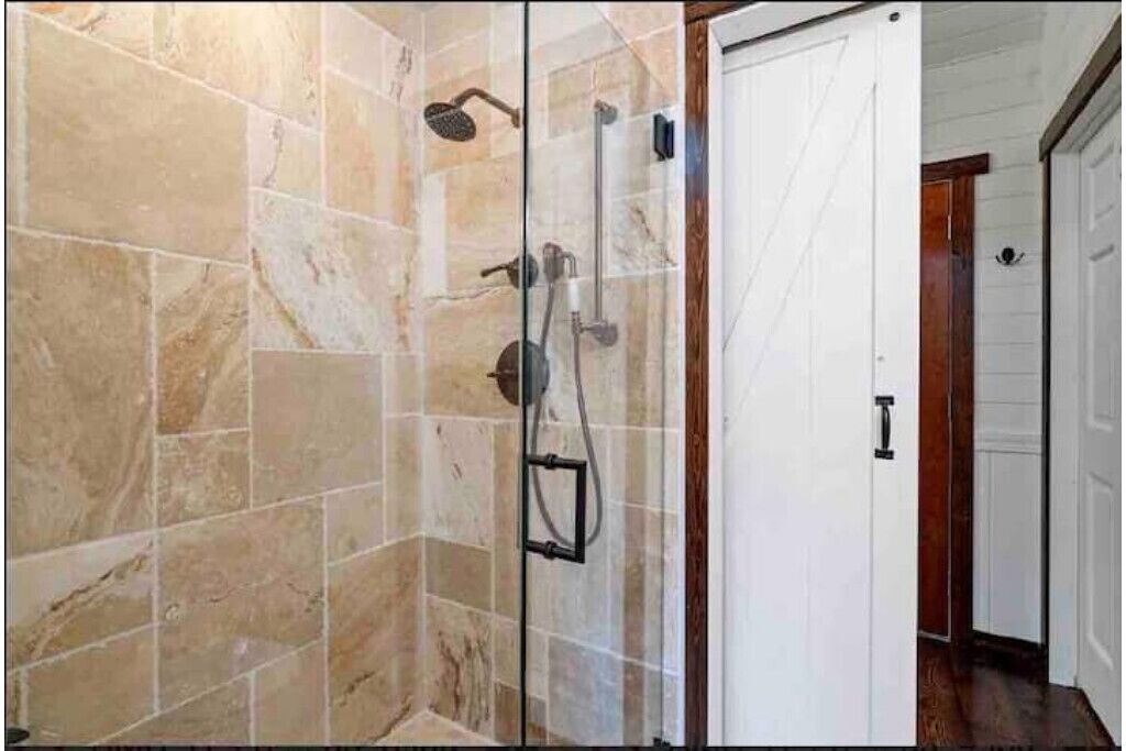 Whitefish Outpost Cozy Cabin. 3 miles from town!