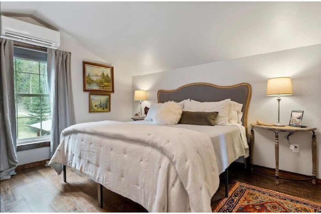 Whitefish Outpost Cozy Cabin. 3 miles from town!