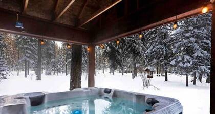 Whitefish Outpost Cozy Cabin. 3 miles from town!