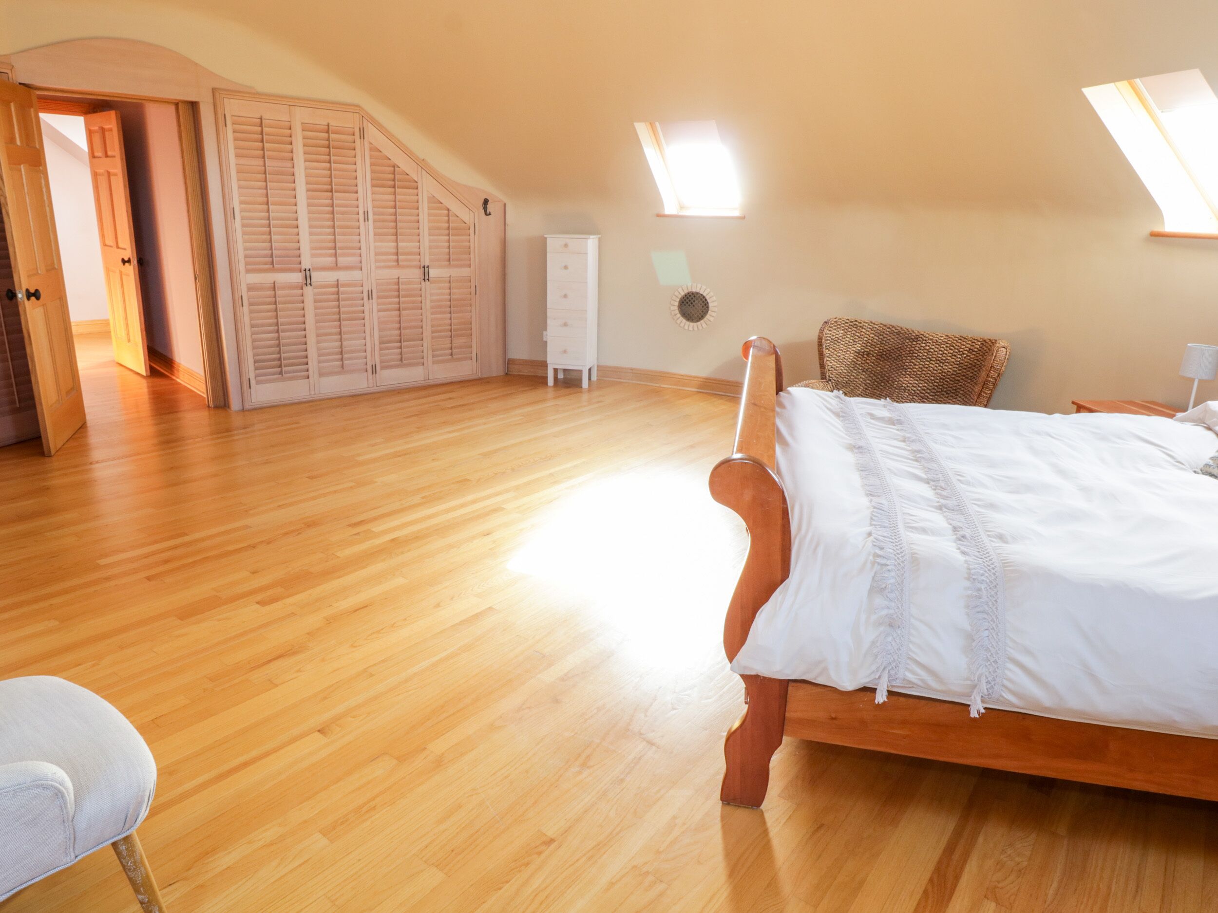 4 bedrooms, individually decorated, individually furnished, free WiFi