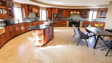 洗碗機、電熱水壺、多士爐、廚房用具/餐具/器皿