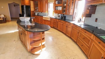 Dishwasher, electric kettle, toaster, cookware/dishes/utensils