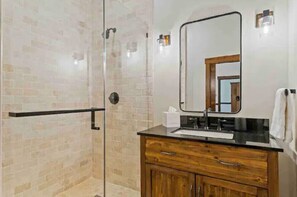 Shower, hair dryer, towels, soap - Peaceful cabin overlooking meadow with hot tub (Whitefish)