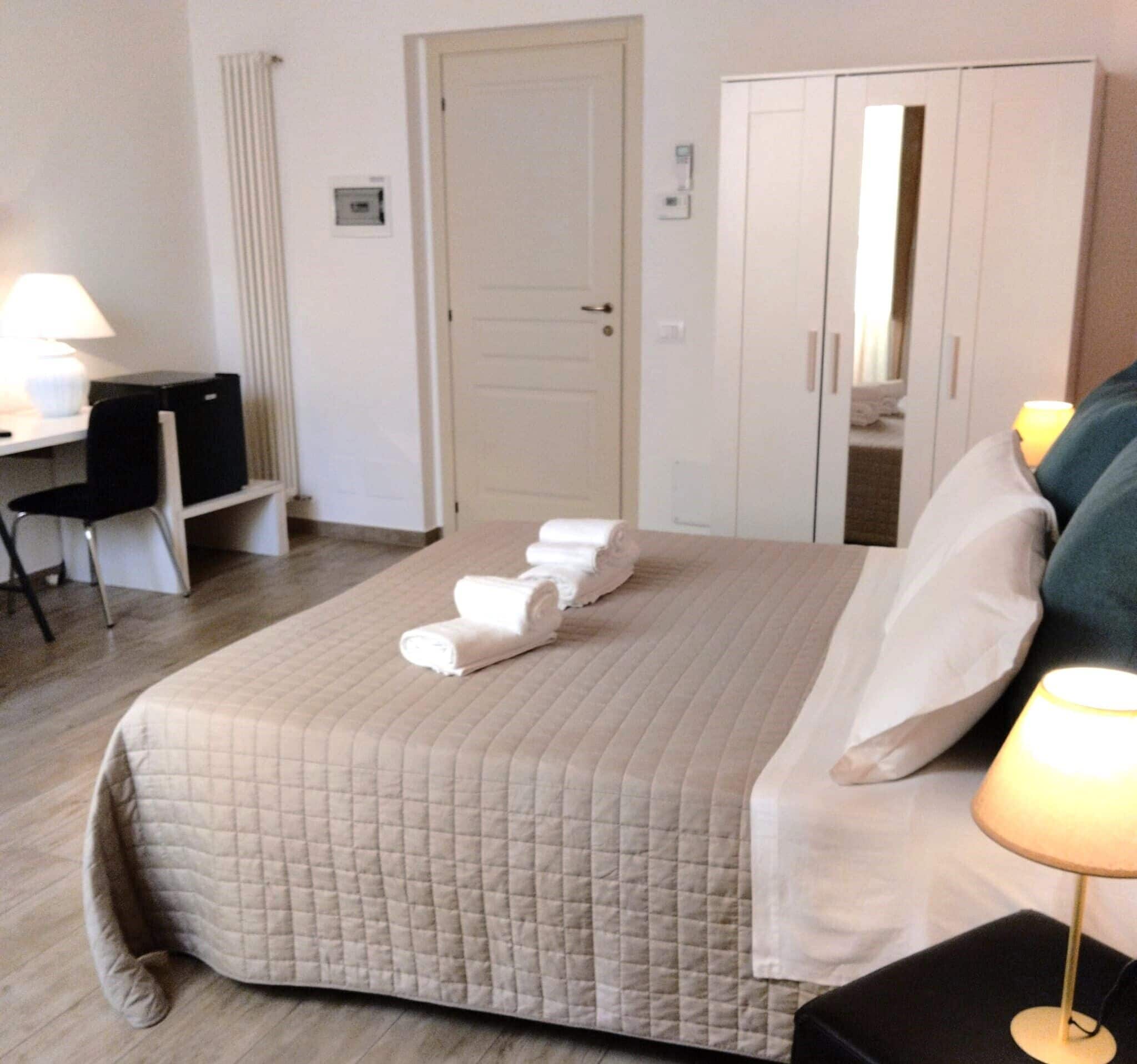 Habitación triple | Edredón y caja de seguridad en la habitación 