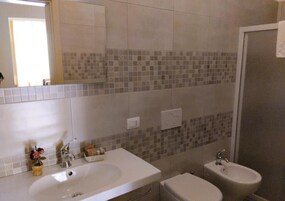 Ducha, cabezal de ducha tipo lluvia, secador de pelo, pantuflas