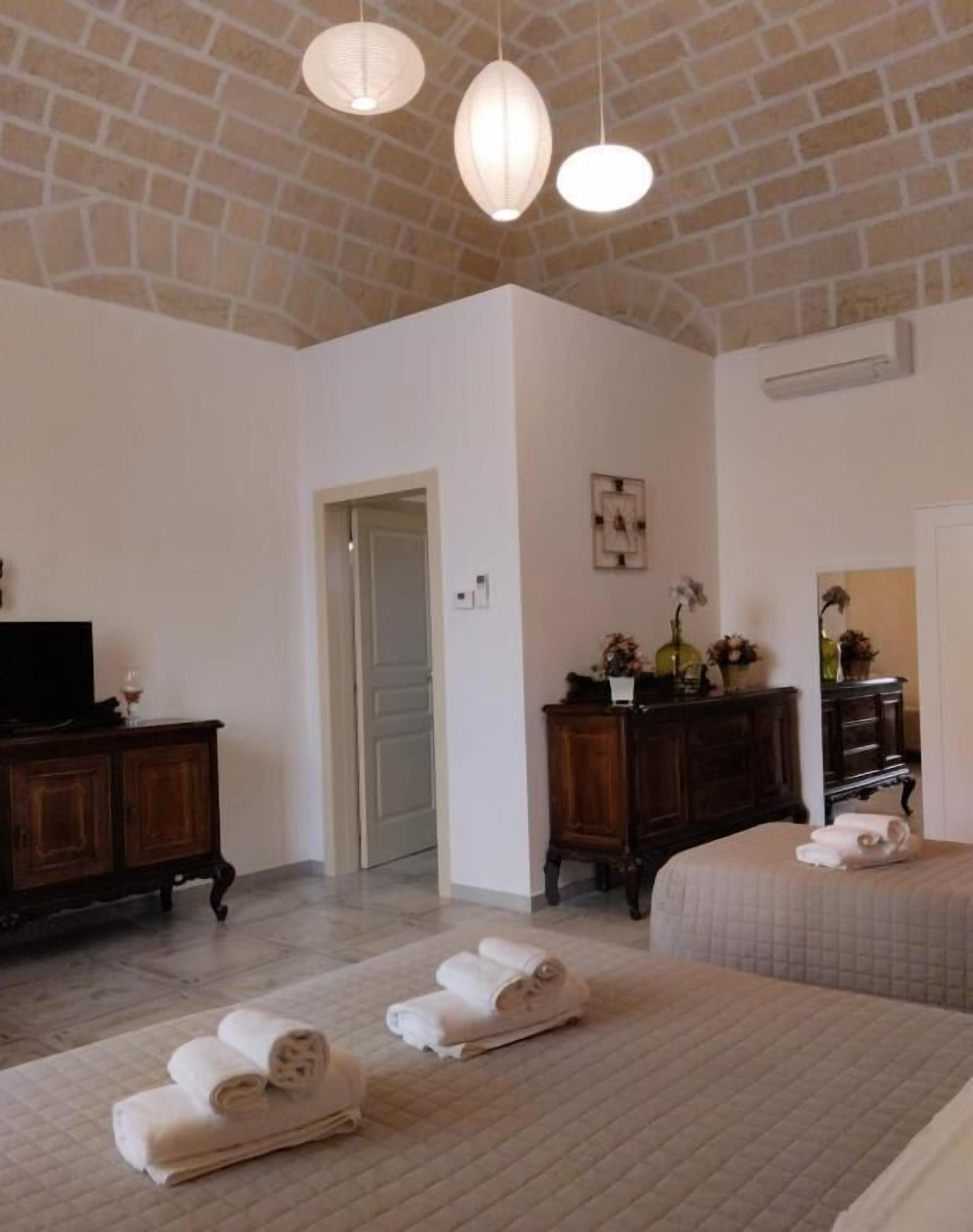 ألحفة محشوة بالريش وخزنة داخل الغرفة ومكواة/لوح كي وواي فاي مجانًا