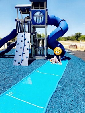 Zona de juegos infantil al aire libre