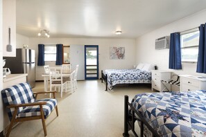 Estudio familiar, 2 camas matrimoniales, vista al lago | Espacio para trabajar con laptop y ropa de cama 