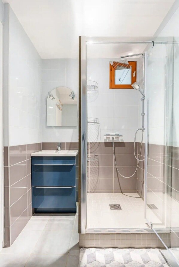 Bathroom - T3 Hypercentre near the thermal baths (Allevard)
