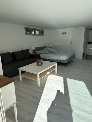 1 bedroom, free WiFi, bed sheets - Studio "Le magnifique", 10 minutes from the beach! (Marseille)
