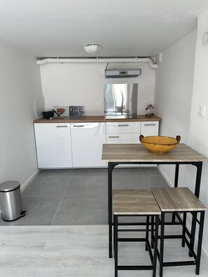 Fridge, microwave, stovetop, coffee/tea maker - Studio "Le magnifique", 10 minutes from the beach! (Marseille)
