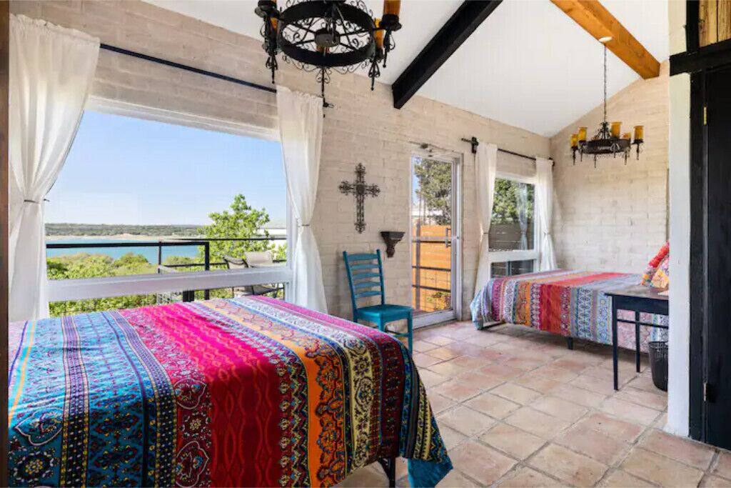 Canyon Lake WATERFRONT Villa~Hot tub~Sleep 16