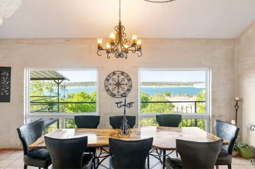 NEW! Canyon Lake WATERFRONT Villa~Hot tub~Sleeps 16