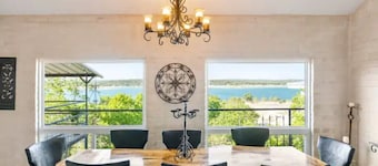 NEW! Canyon Lake WATERFRONT Villa~Hot tub~Sleeps 16