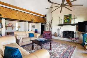 Smart TV, chimenea y estéreo