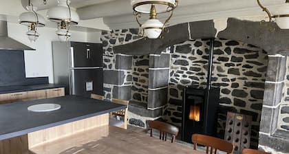 Completely renovated country house sleeps 12