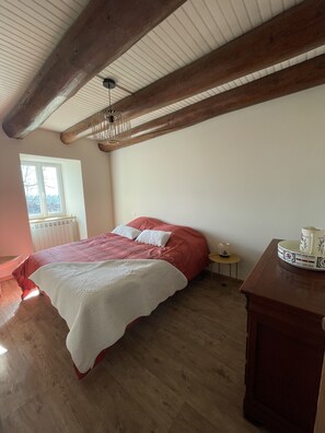 4 bedrooms, iron/ironing board, travel cot, free WiFi