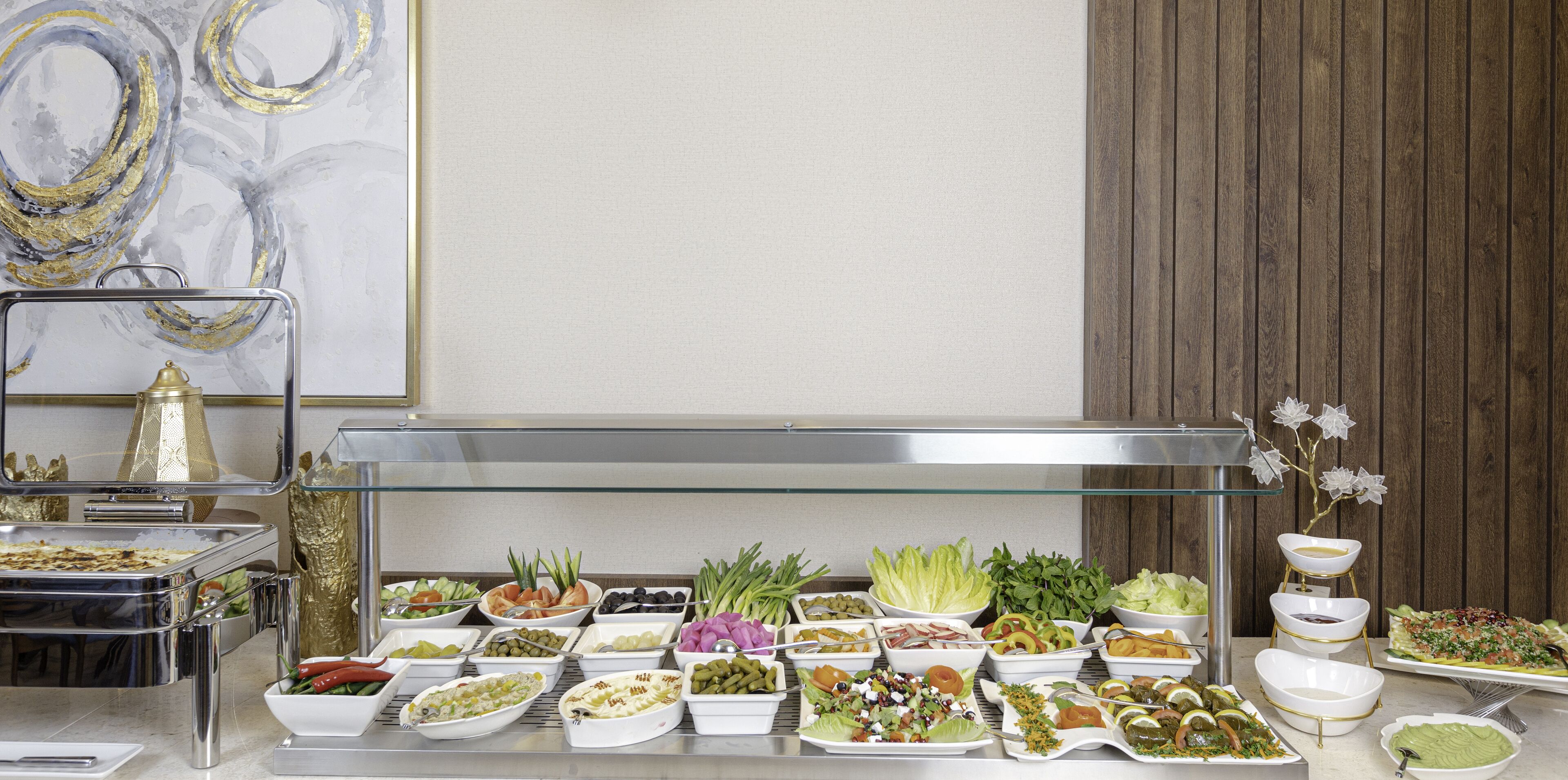 Een buffet met diverse gerechten en een decoratieve vaas.
