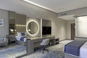 Minibar, coffres-forts dans les chambres, bureau