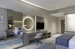 Minibar, caja de seguridad en la habitación y escritorio 