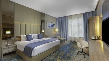 Rom – deluxe | Minibar, safe på rommet, skrivebord og skrivebord for bærbar PC