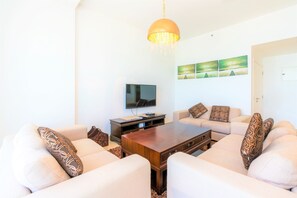 TV, books - Stunning Beach front Apt Dubai Eye View JBR Dubai (Dubai)