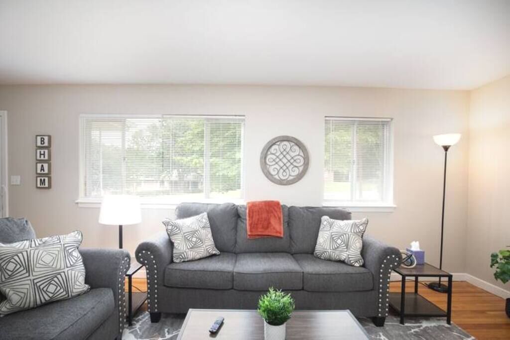 ★Oasis in the Suburbs★ ✅4 BDRM ⚡WiFi ❤️Long Stays!