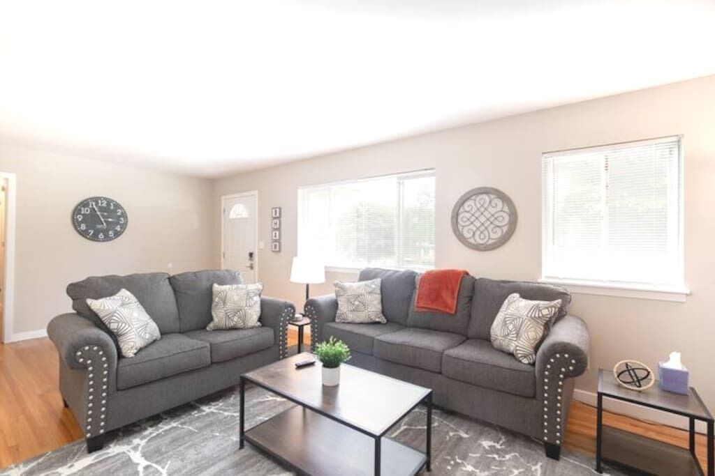 ★Oasis in the Suburbs★ ✅4 BDRM ⚡WiFi ❤️Long Stays!