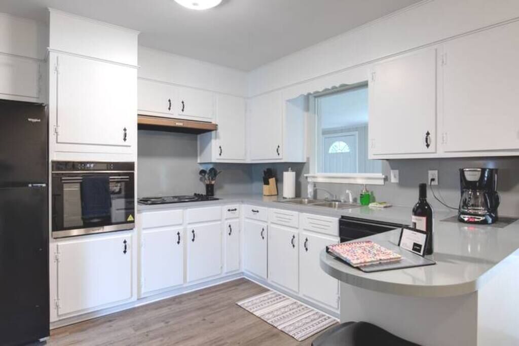 ★Oasis in the Suburbs★ ✅4 BDRM ⚡WiFi ❤️Long Stays!