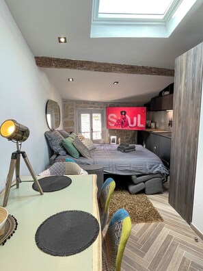 1 غرفة نوم ومكتب وتجهيزات عازلة للصوت ومكواة/لوح كي