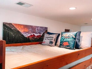 3 quartos, escrivaninha, ferros/tábuas de passar roupa, berço de viagem