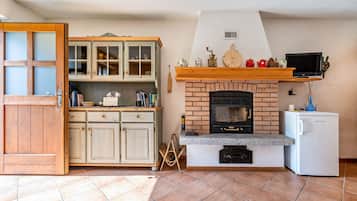 Kühlschrank, Herdplatte, Kochgeschirr/Geschirr/Besteck