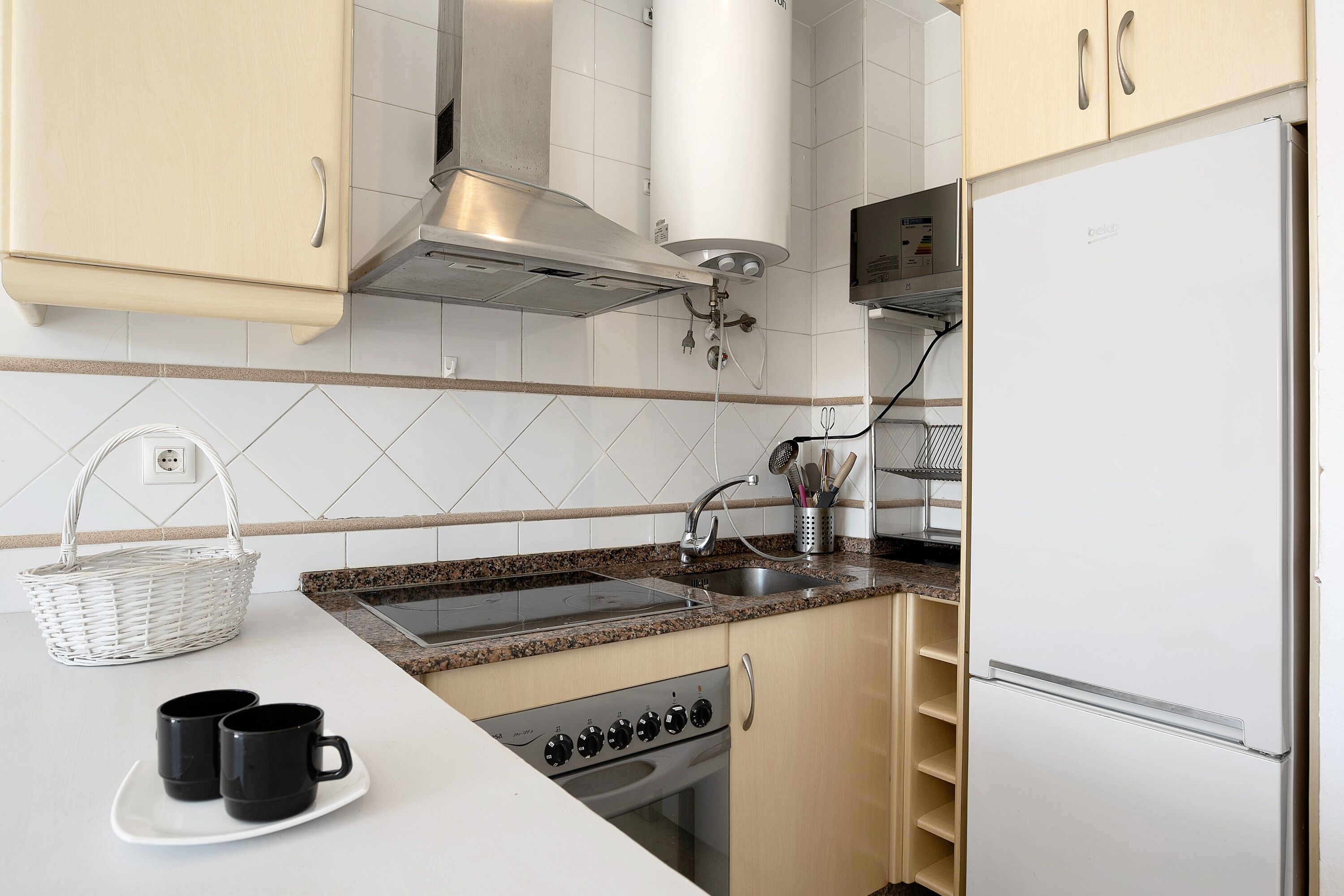 Frigorífico, microondas, horno y placa de cocina