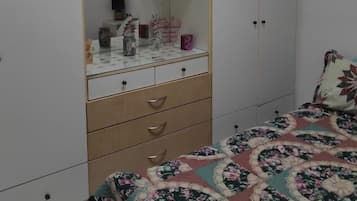 2 slaapkamers, een strijkplank/strijkijzer, gratis wifi, beddengoed