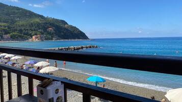 Una spiaggia nelle vicinanze